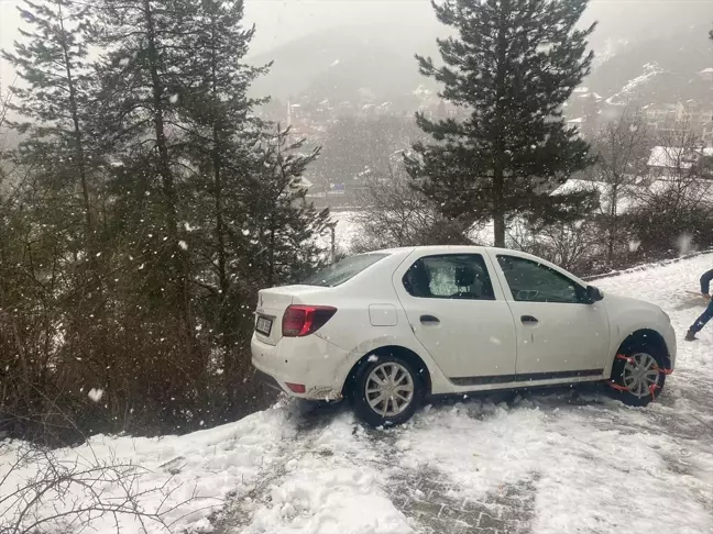 Mudurnu'da yoğun kar yağışı nedeniyle uçurum kenarında duran otomobil kurtarıldı