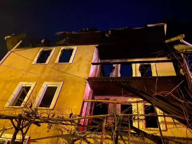 Ankara'nın Nallıhan ilçesinde 3 katlı evde çıkan yangın söndürüldü