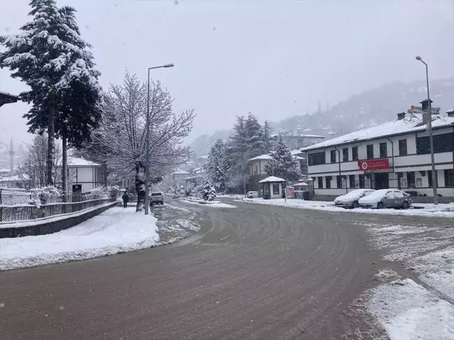 Göynük'ün tarihi yapıları beyaz örtüyle kaplandı