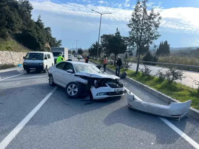 Aydın'ın Söke ilçesinde beton aydınlatma direğine çarpan otomobilin sürücüsü yaralandı