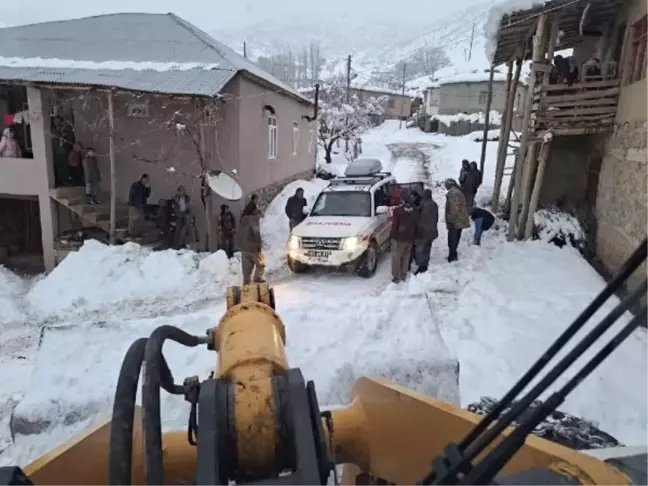 Kardan kapanan yollar nedeniyle hastalar hastaneye ulaştırıldı