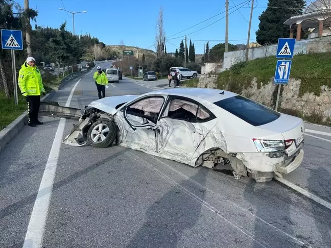 Söke'de Otomobil Aydınlatma Direğine Çarptı: Sürücü Yaralandı