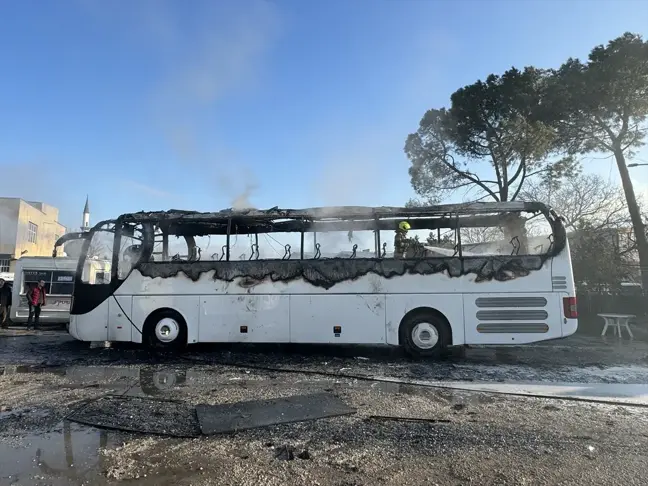 Bursa'da park halindeki otobüs yandı