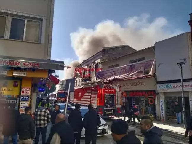 İzmir Kemeraltı'nda Hediyelik Eşya Dükkanında Yangın Çıktı