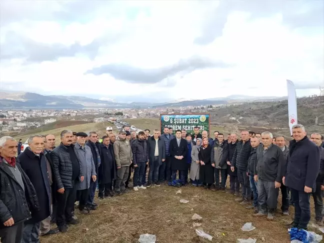 Adıyaman'ın Gölbaşı ilçesinde depremde hayatını kaybedenler için zeytin fidanları toprakla buluşturuldu