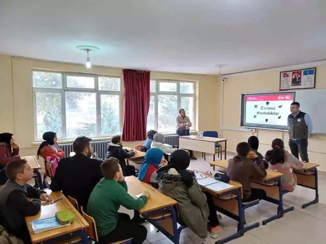 Afyonkarahisar Hocalar İlçesinde Veteriner Hekimlerden Öğrencilere Hayvanlardan İnsanlara Geçen Hastalıklar Konulu Eğitim