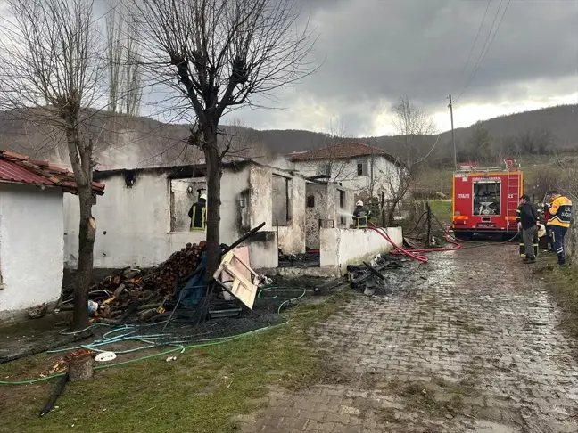 Tokat'ın Erbaa ilçesinde tek katlı evde çıkan yangın söndürüldü