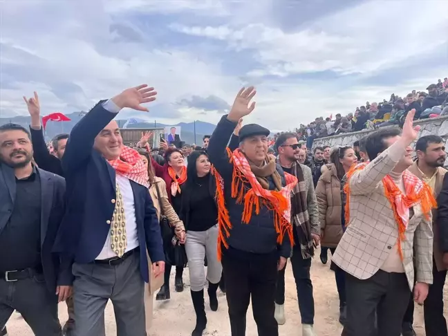 Cumhur İttifakı'nın Muğla Büyükşehir Belediye Başkan adayı Aydın Ayaydın Deve Güreşi Festivali'ne katıldı