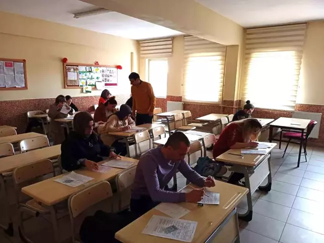 Afyonkarahisar Şehit Murat Saraç İlkokulu'nda Velilere Yönelik Kitap Okuma Yarışması Sınavı Gerçekleştirildi
