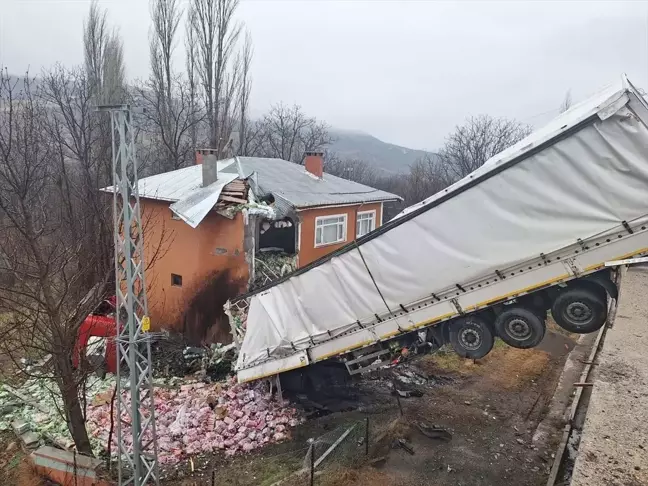 Sivas'ta tır evin bahçesine devrildi, sürücü yaralandı