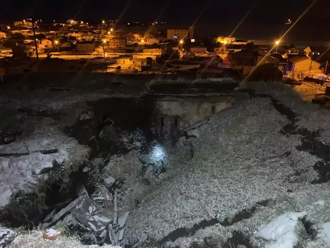 Ardahan'da kar nedeniyle çatısı çöken ahırda 2 büyükbaş hayvan telef oldu
