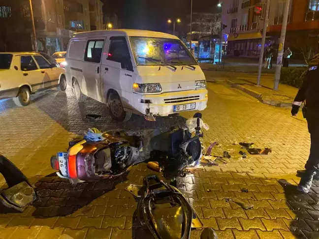 Balıkesir Gönen'de Kırmızı Işık İhlali Yapan Motosiklete Kamyonet Çarptı