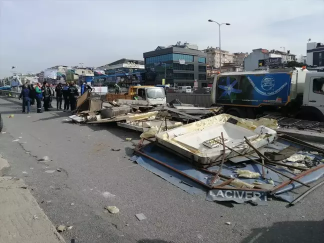 Çekmeköy'de araç durağa ve büfeye çarptı: 4 yaralı