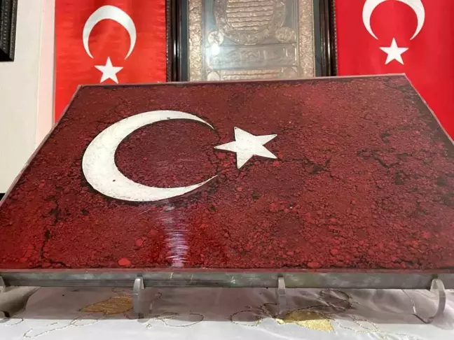 Bakır Rölyef Sanatçısı Şehitlerin Toprağını Türk Bayrağına Çevirdi