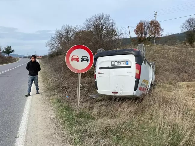 Sakarya'da köpeğe çarpmamak için manevra yapan sürücü yaralandı