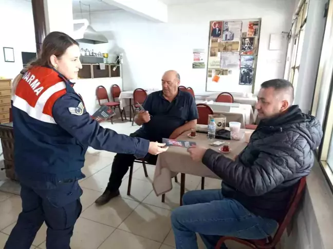 Edirne'de jandarma ekipleri aile içi şiddetin önlenmesine yönelik esnaf ve vatandaşları belgelendirdi