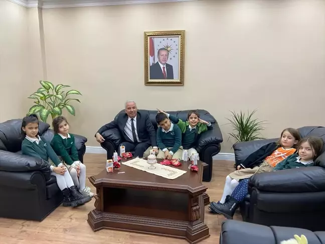 Mersin Anamur İlçesinde İlkokul Öğrencileri Kaymakamlık Makamında Ders İşledi