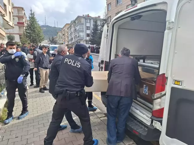 77 yaşındaki adam eşini ve oğlunu öldürdü