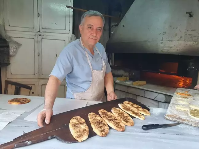 Manisa'da Dededen Kalma Tarifle Pide Üretimi