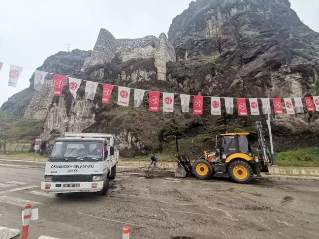 Çorum'un Osmancık ilçesinde kaleden caddeye düşen kaya parçası kaldırıldı