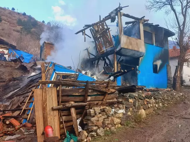 Tokat'ın Pazar ilçesinde çıkan yangında ev kullanılamaz hale geldi