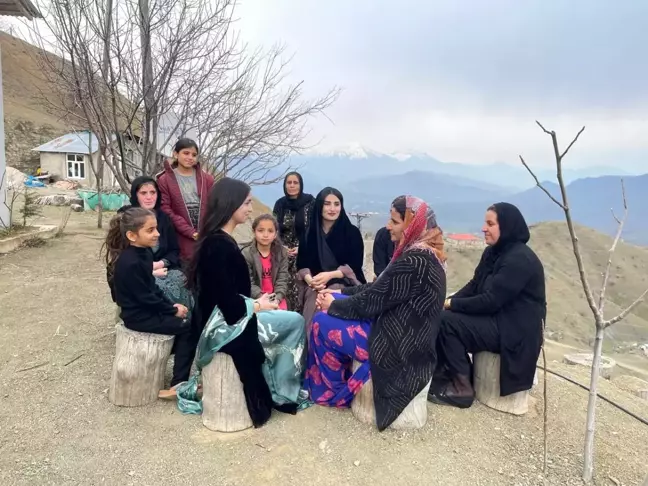 Hakkari'nin Derecik ilçesinde bir kadın muhtar adayı sosyal medyada ilgi gördü