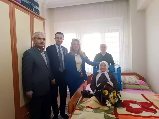 Osmancık Kaymakamı 106 yaşındaki Zehra teyzeyi ziyaret etti