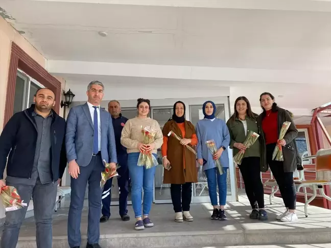 Malatya'da Kadınlara Çiçek Dağıtıldı