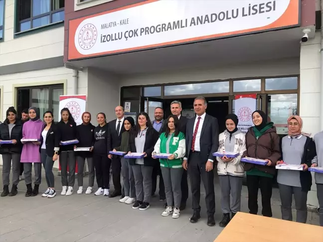 Malatya'nın Kale ilçesi İzollu Çok Programlı Anadolu Lisesi kız futbol takımına tablet hediye edildi
