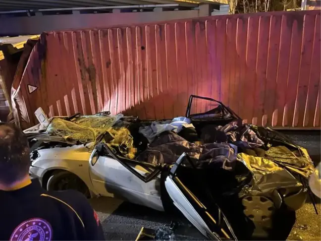 Bakırköy'de köprüye çarpan tır, otomobilin üzerine devrildi