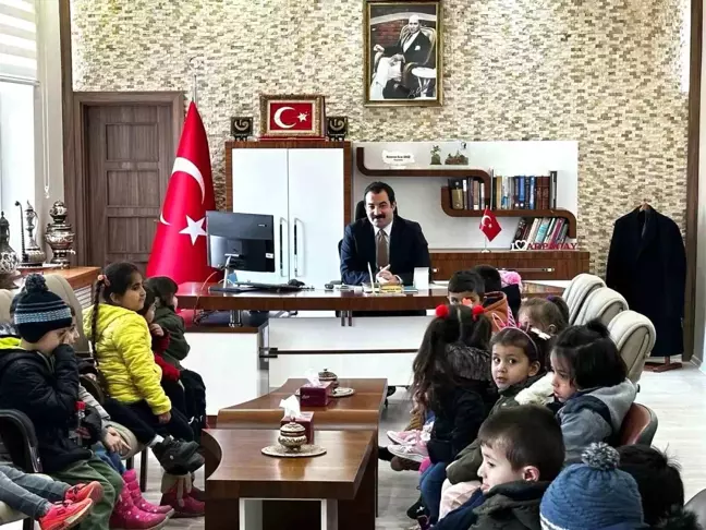 Kaymakam Muhammed Burak Akköz, minik öğrencilerle bir araya geldi