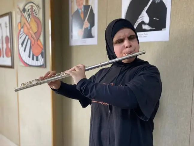 Doğuştan Görme Engelli Genç Kemençeyle Müziğe Başladı