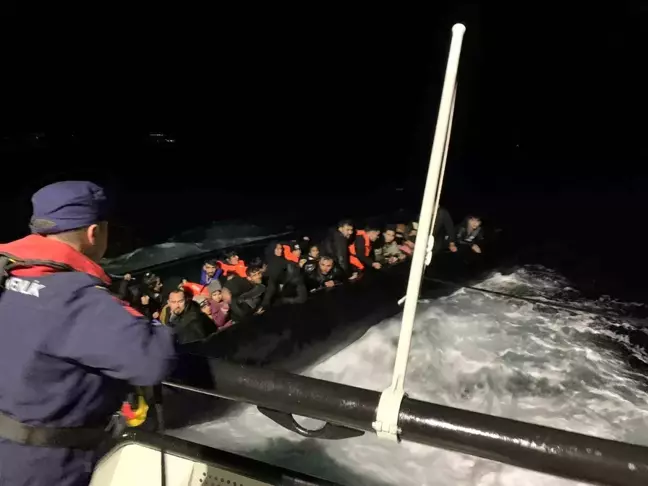 Ayvalık'ta Sahil Güvenlik tarafından düzensiz göçmen botu yakalandı