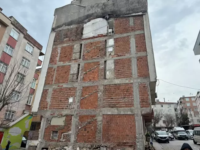 Bahçelievler'de Yıkılan Binanın Bitişiğindeki Apartmanın Tuvalet Duvarı Yok