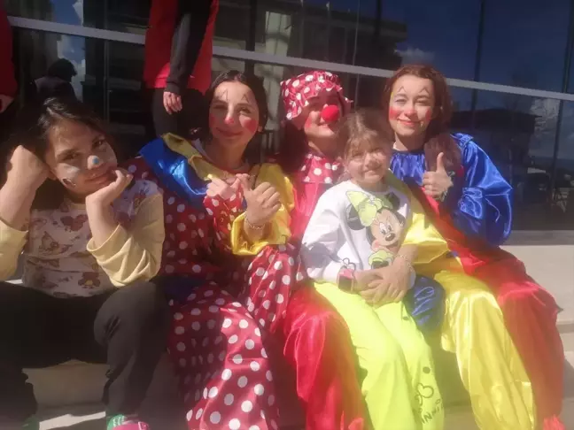 Aydın'da Üniversite Öğrencileri Özel Eğitim Merkezindeki Öğrencilerle Eğlendi