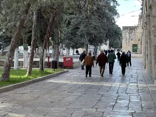 İsrail, Mescid-i Aksa'da Filistinlilere kısıtlamaları sürdürüyor