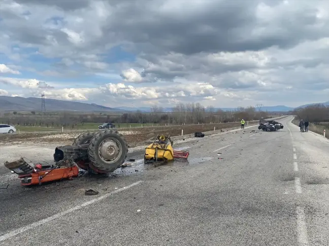 Isparta'da Otomobil ve Traktör Çarpışması: 4 Yaralı