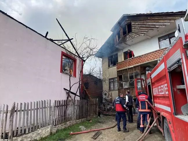 Mudurnu'da çıkan yangında iki ev ve traktör tamamen yandı