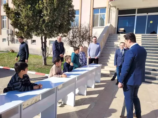 İnhisar İlçe Kaymakamı öğrencilere masa ve sandalye yardımında bulundu