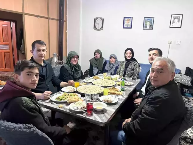 Dumlupınar Kaymakamı Büşra Güllü Özpınar, Büyükaslıhanlar köyünde iftar yemeğinde Şahinkaya ailesiyle buluştu
