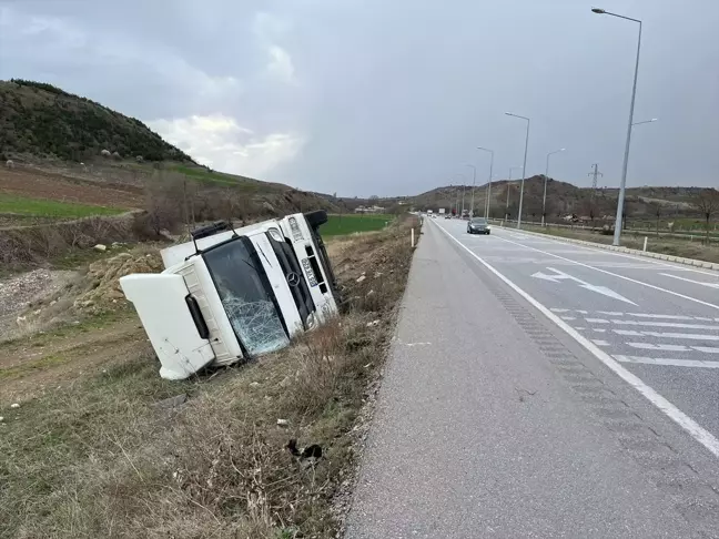 Amasya'da kamyon devrildi: 3 yaralı