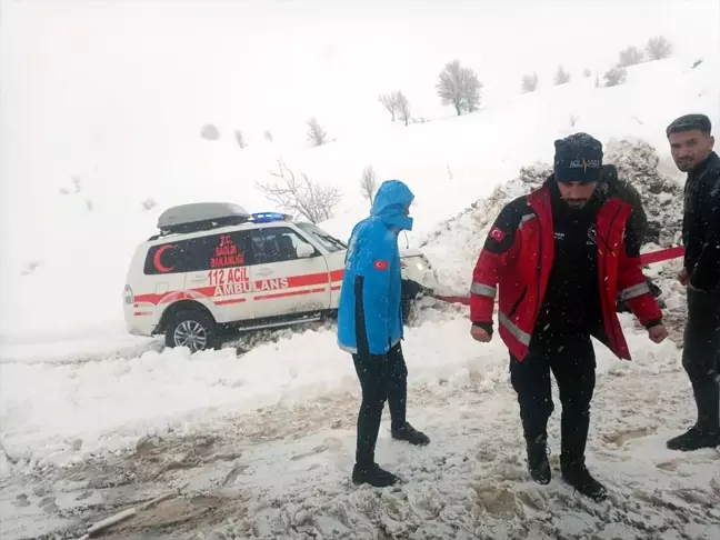 Siirt'te kar nedeniyle mahsur kalan vatandaşlar kurtarıldı