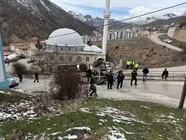 Gümüşhane'de Beton Mikseri Devrildi, Sürücü Yaralandı