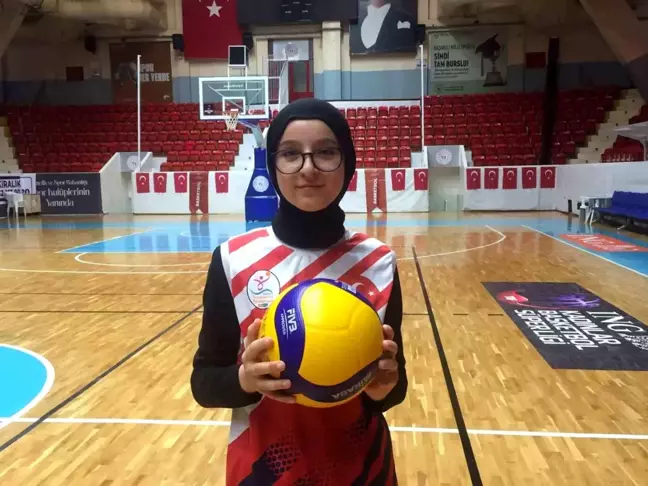 Adana'da Toplum Destekli Polislik Şube Müdürlüğü Kız Voleybolcularla Antrenman Yaptı