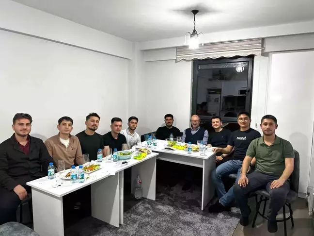 Anadolu Üniversitesi Rektörü Öğrencileri Evde Ziyaret Etti