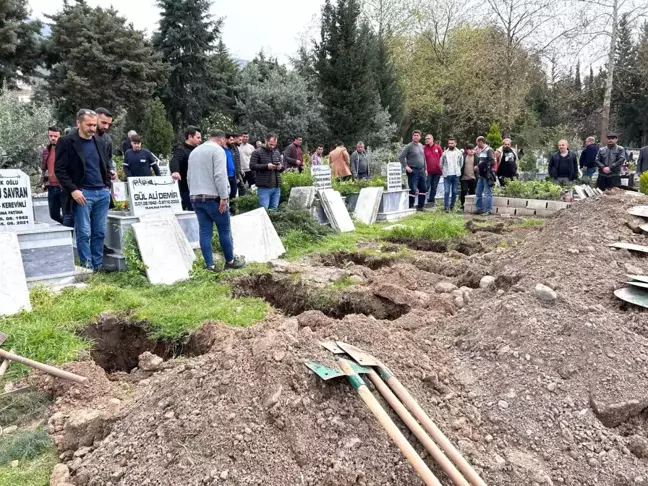 Hatay'da Tır ve Otomobil Çarpışması Sonucu Ölen 6 Kişilik Aile Son Yolculuğuna Uğurlandı
