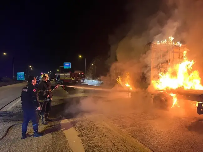 Adana'da çikolata yağı yüklü tırda çıkan yangın söndürüldü