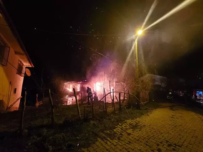 Tokat'ın Niksar ilçesinde çıkan yangında 2 katlı ahşap ev yandı