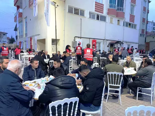 Kızılay Kulu Şubesi 150 Kişiye İftar Yemeği Verdi