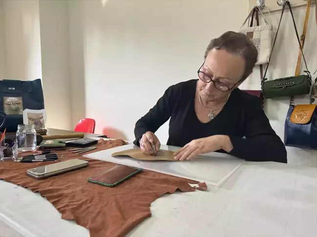 Tekirdağlı kadın, eşinin makro fotoğrafladığı canlıları deri ürünlerin üzerine resmediyor